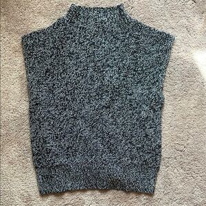 LAST CHANCE Cozy Knit Sleeveless Sweater - Black and White